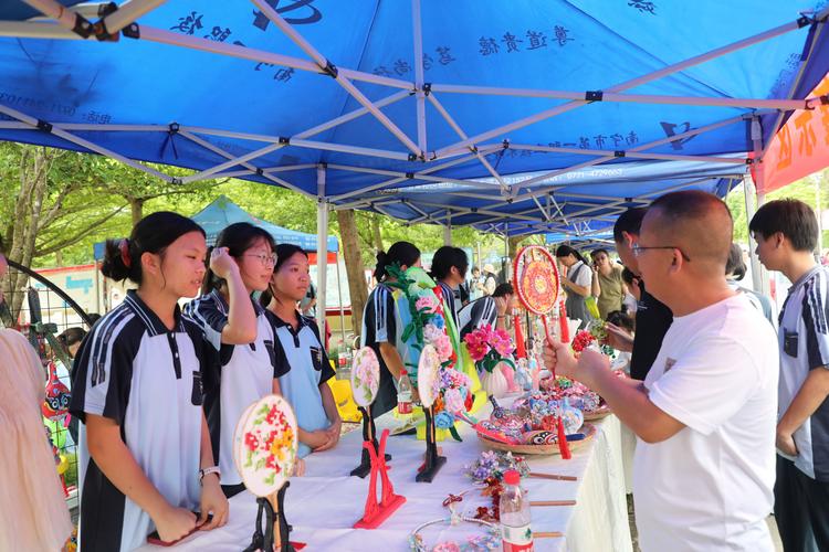 家长在学校参观孩子职业技能展示