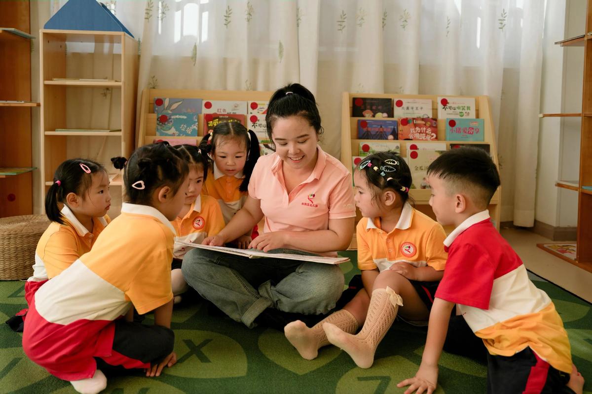 幼儿园教室内部师生互动教学场景