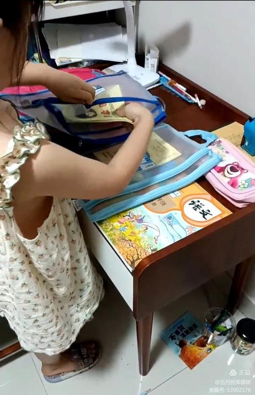 小学教室学生整理作业档案袋实拍