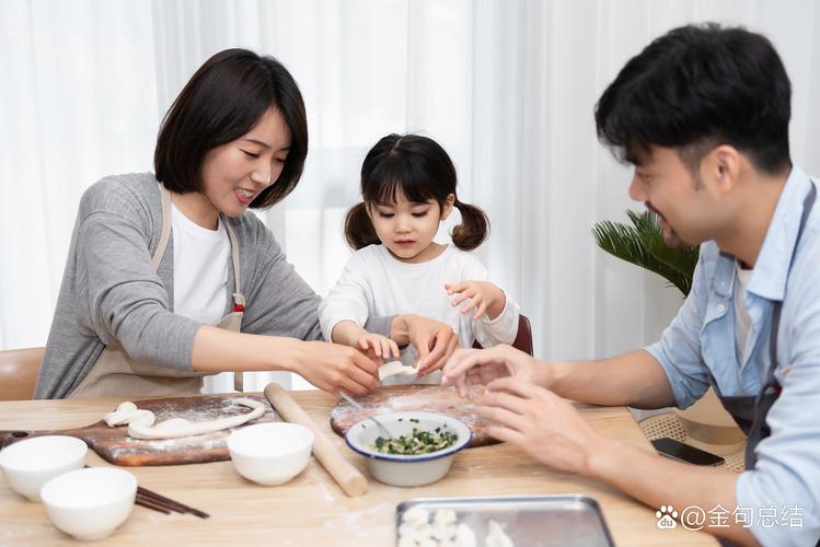 一家三口餐桌上一起包饺子聊天亲子互动场景
