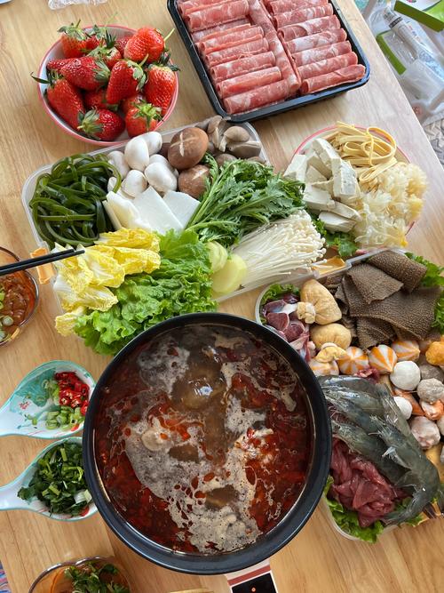 在家涮火锅丰盛食材摆满餐桌