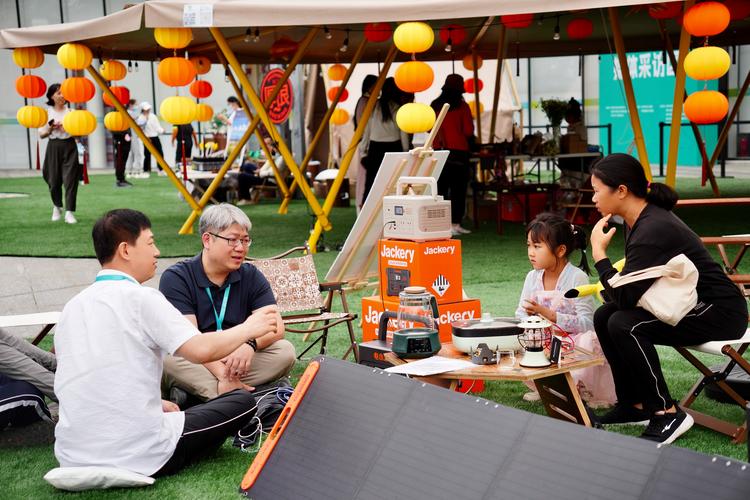 户外品牌小团队讨论露营产品打样场景