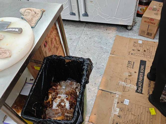 社区卤味店每日剩肉丢弃实拍