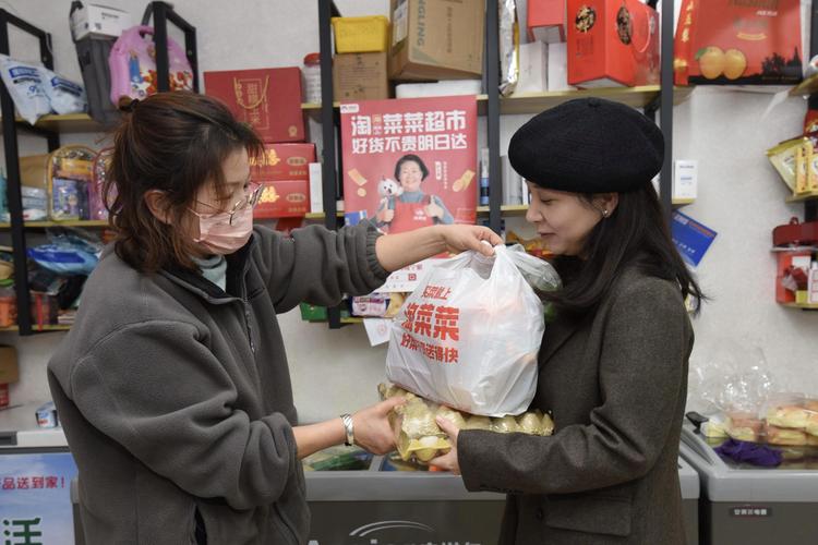 消费者在社区团购自提点核对取货商品场景