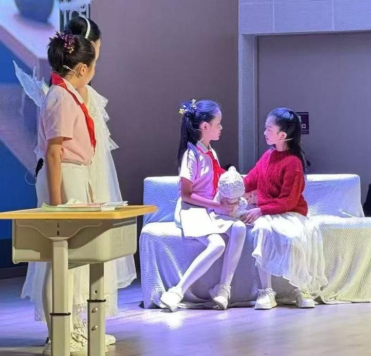 小学生在家和家长配合演课本剧的日常场景