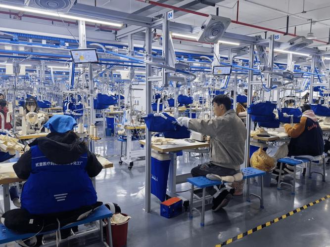 制造企业生产线工人赶工抢交付场景图