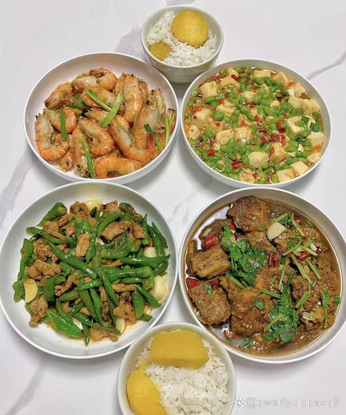 多人外出就餐餐桌荤素搭配实拍