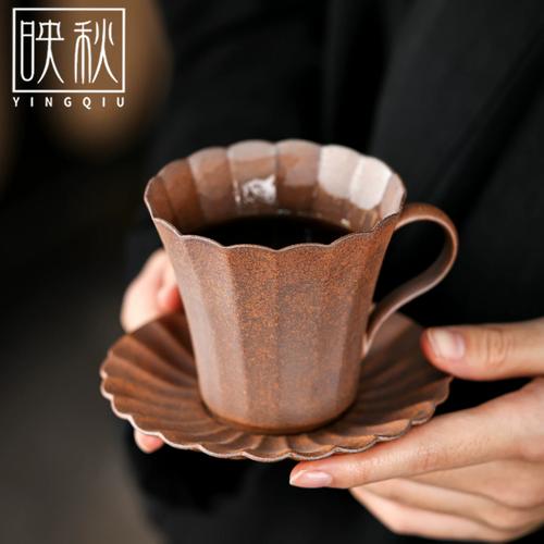 居家书桌放着半杯温咖啡的粗陶马克杯