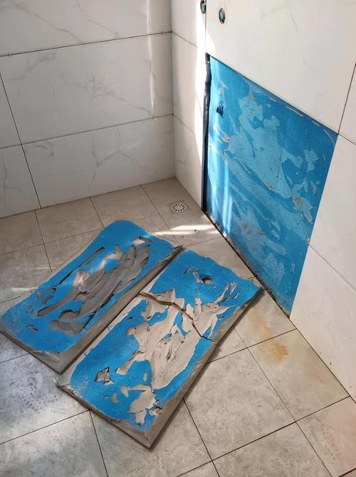 卫生间墙面防水涂料错误施工掉砖现场图