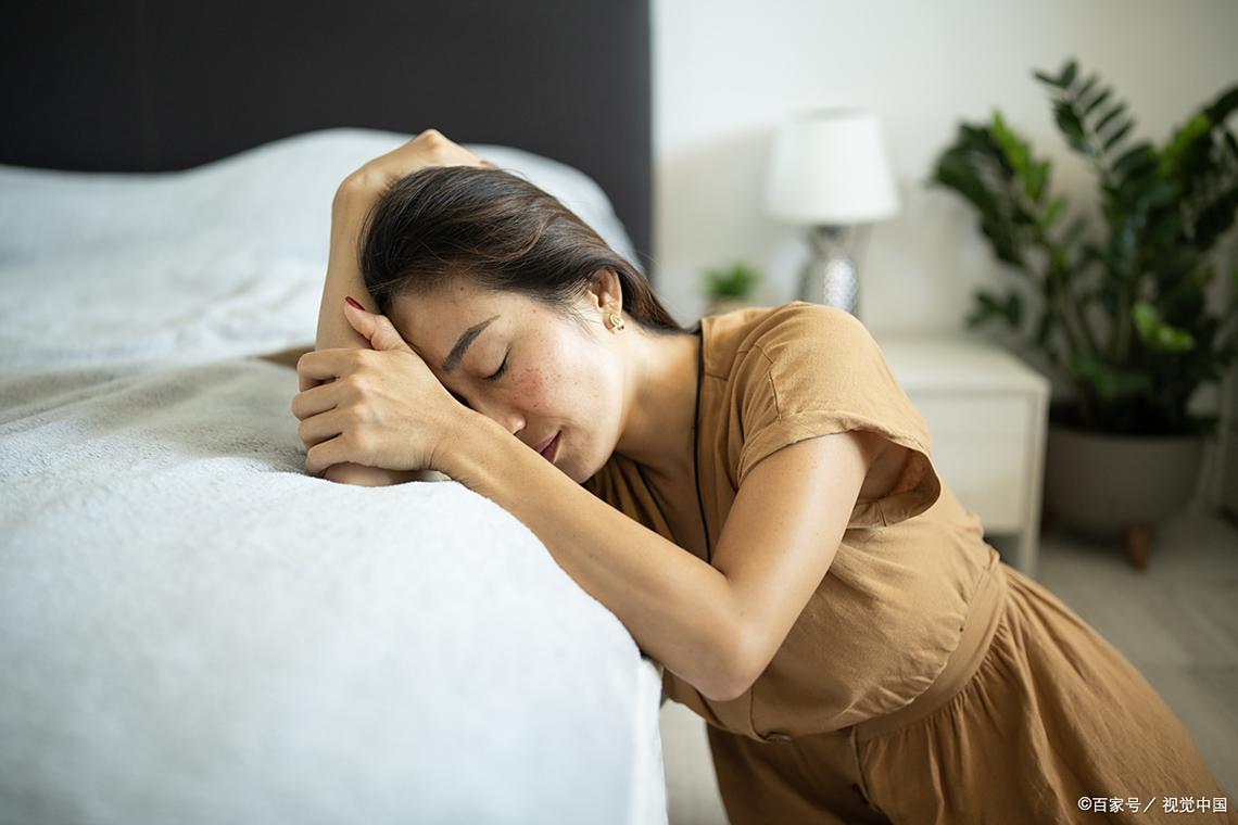 产后妈妈情绪低落坐在床上