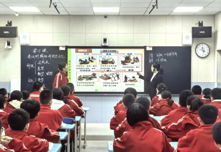 历史课堂学生分组辨析史料场景