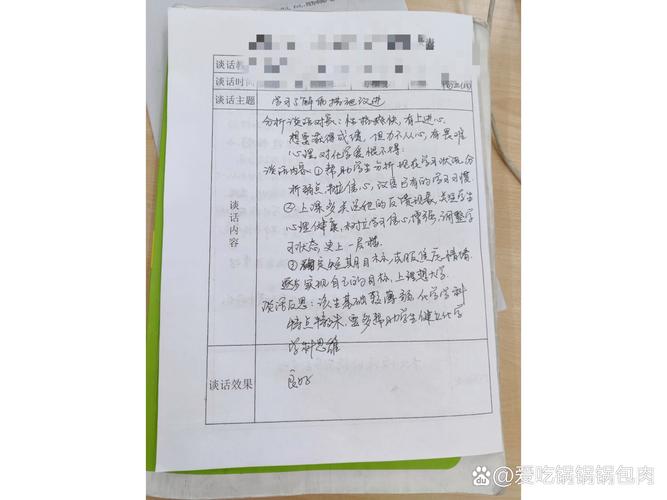 当事人和办案人员隔桌沟通手写记录的日常场景