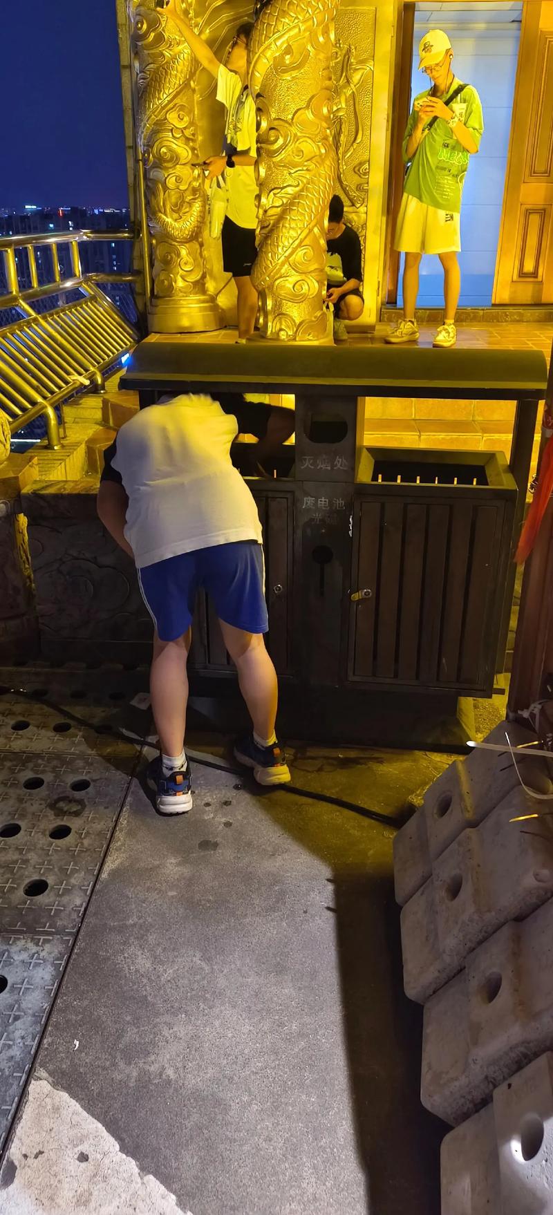 实地考察？不是去喝茶，是去翻车间垃圾桶