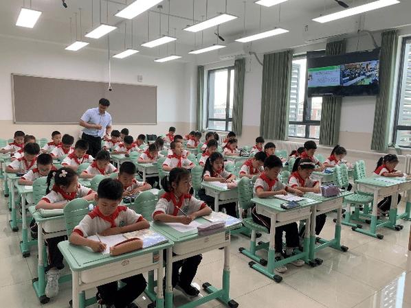 留住好双师，得把指挥棒摆对地方