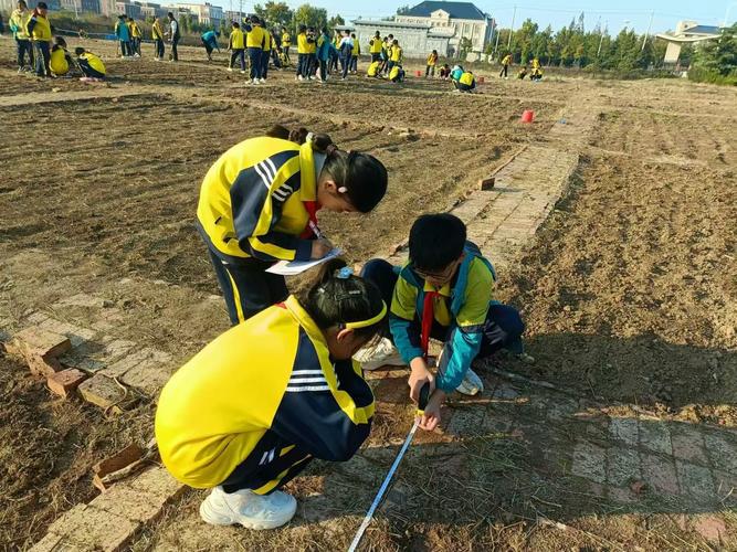 小学生测量校园场地进行综合实践活动