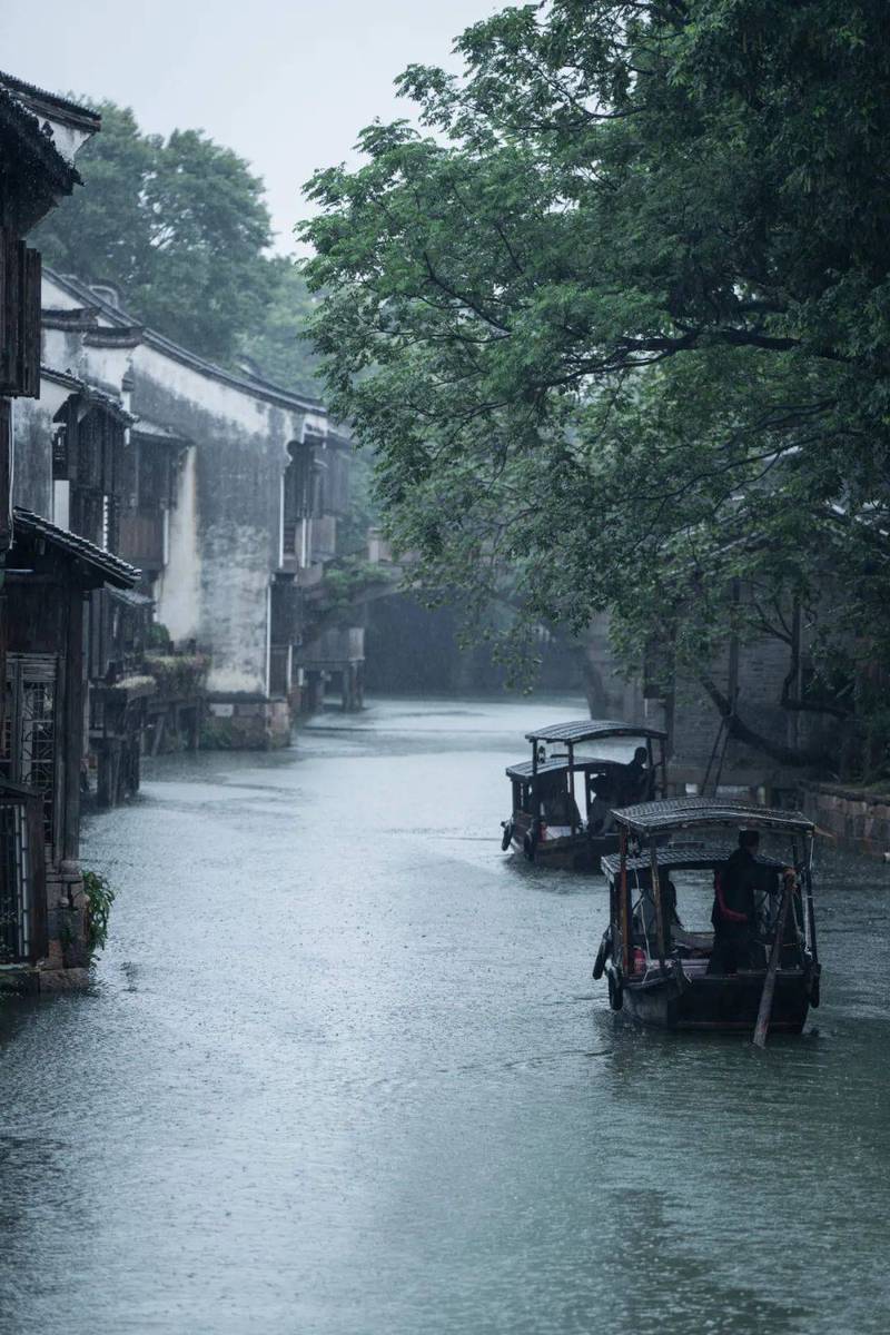 乌镇西栅雨天青石板古巷