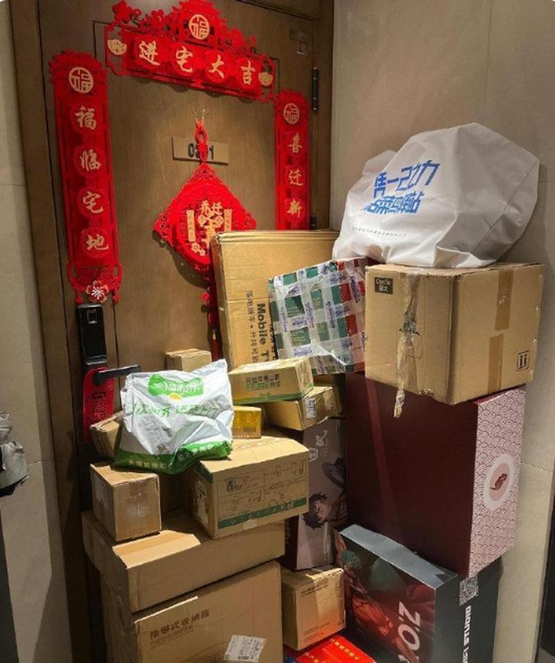 北京老小区18平出租屋门口堆着半箱快递盒