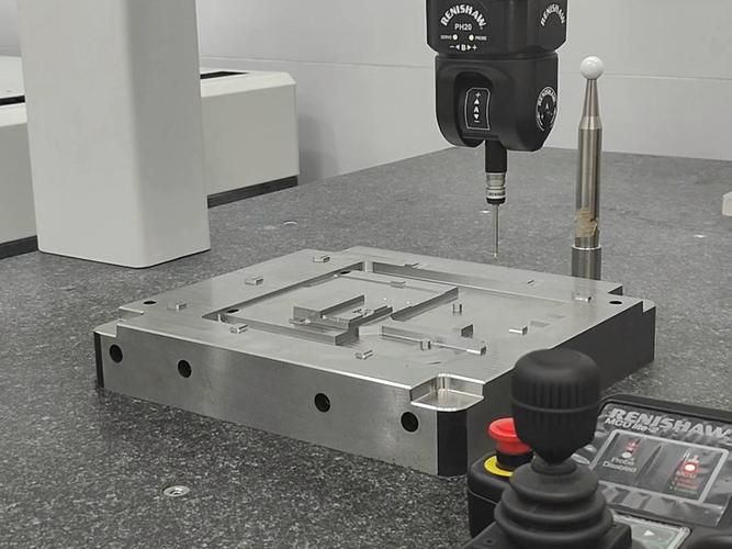 工厂橡胶模具精度检测现场