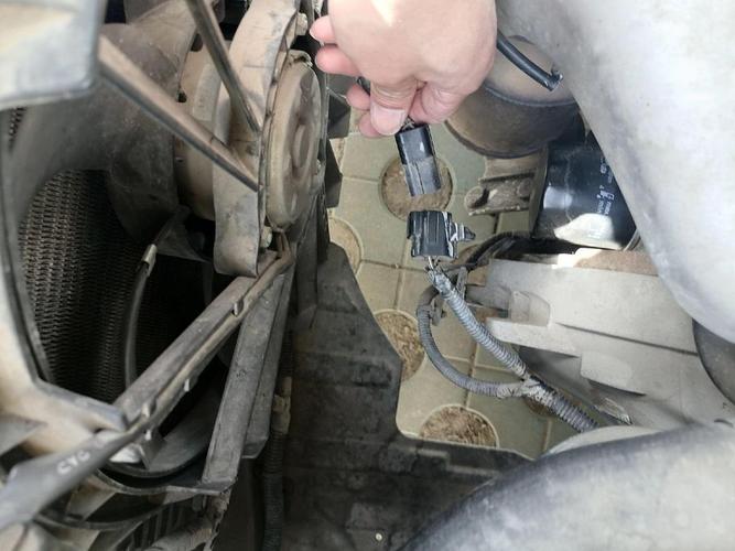 汽修厂扭力扳手安装氧传感器实拍
