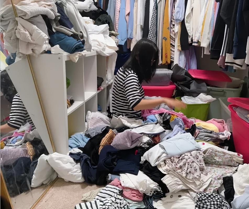 杂乱衣柜找衣服弯腰翻找场景图