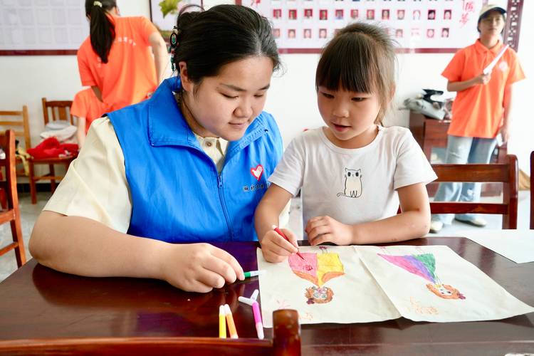 工业园区职工子女托管班孩子一起画画图
