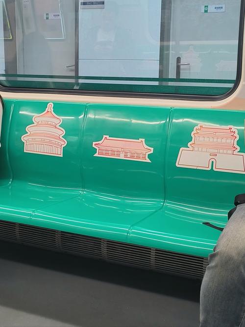 地铁车厢内手机壳贴着荧光绿小圆点贴纸的特写