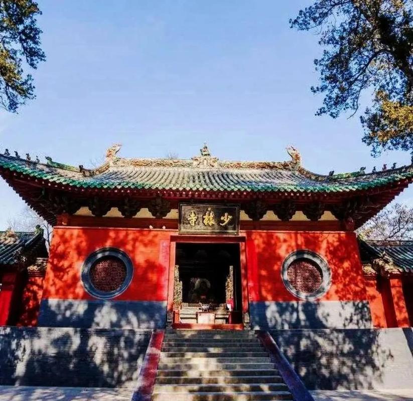 嵩山少林寺山门晨雾景观