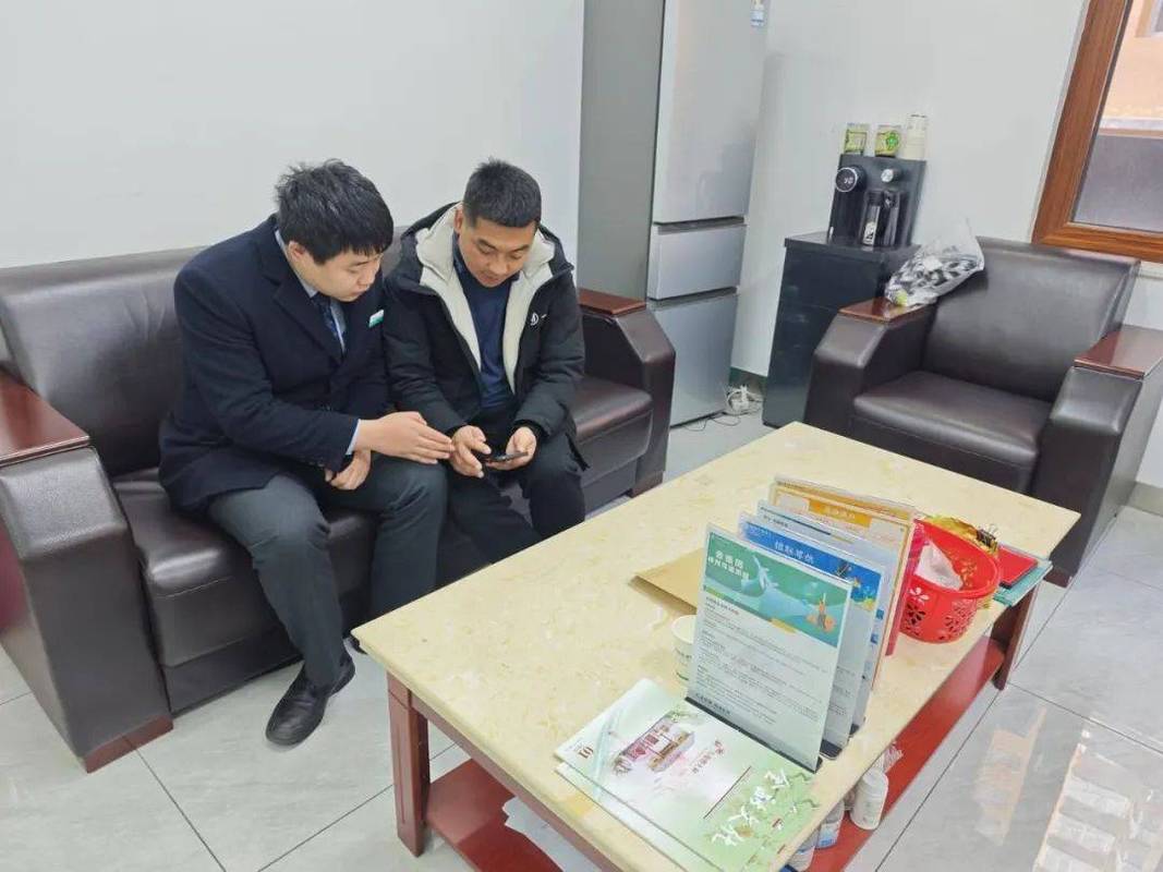 银行贷款夫妻共同签字办理场景