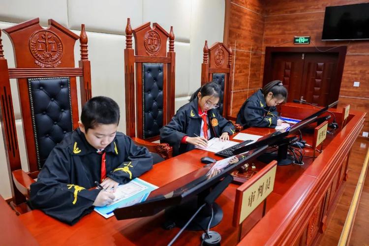 青少年参观法院审判庭学习法律