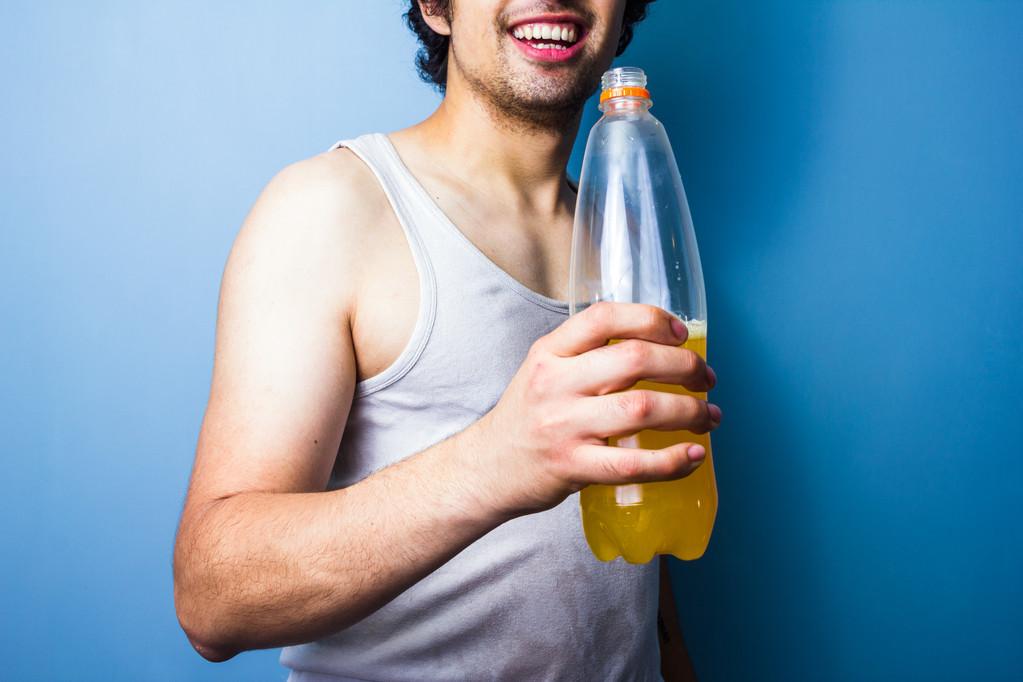 运动后流汗喝运动饮料的男性
