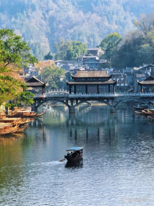 中国湖南省凤凰古城沱江晨雾吊脚楼