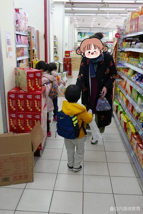 家长在超市引导宝宝说话实拍图