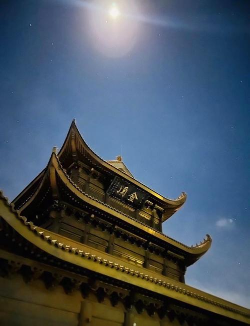 峨眉山金顶深夜空无一人的老钟楼