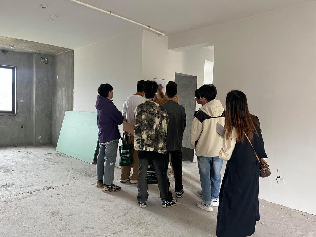 新房毛坯房实地测量场景