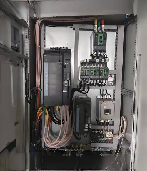 车间控制柜内安装的变频器实物特写