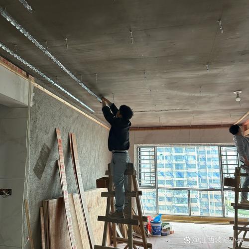 集成吊顶安装现场 工人打水平仪