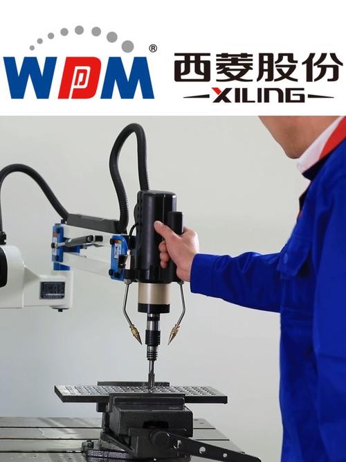 机加工车间丝锥攻丝操作现场