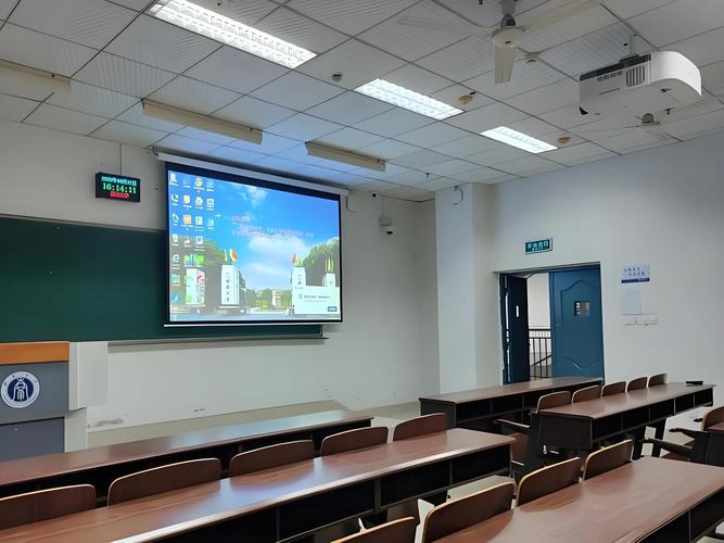 教室里老式投影与电子白板并存的混乱场景
