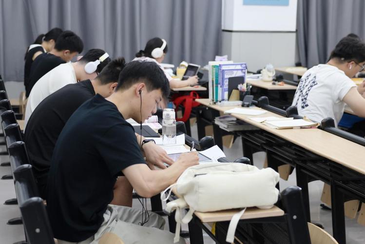 国考报名季自习室爆满学生埋头刷题
