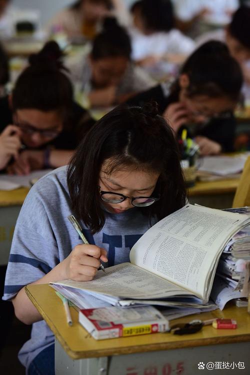 公务员考试考生深夜刷题
