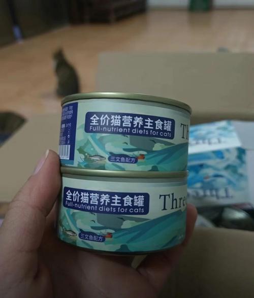 宠物喂鱼油挤在主食罐上实拍