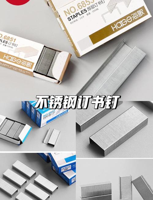 各种型号钉子整齐排列在白纸上特写