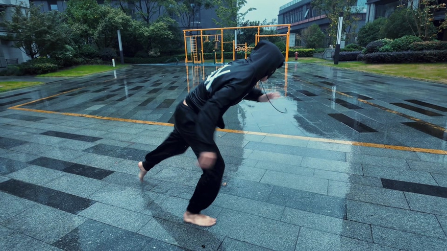 一个男人在雨中坚持跑步，头发湿透，表情坚毅