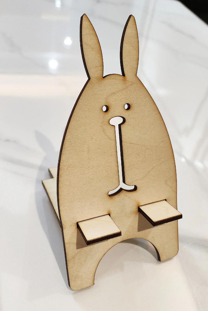 学生使用激光切割机制作通用技术作品