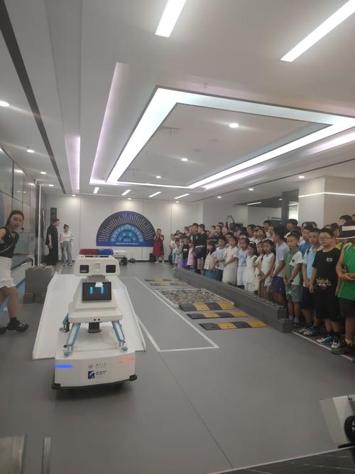 工业研学基地 儿童参观机械臂