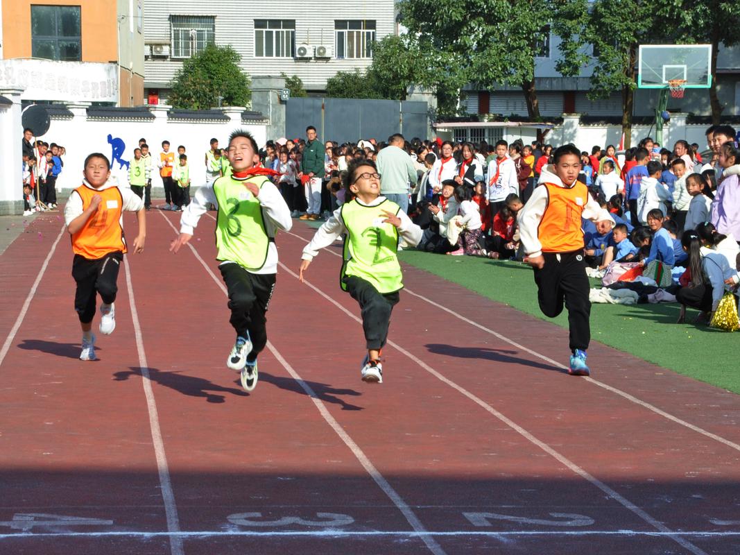 小学操场八百米跑步儿童岔气场景