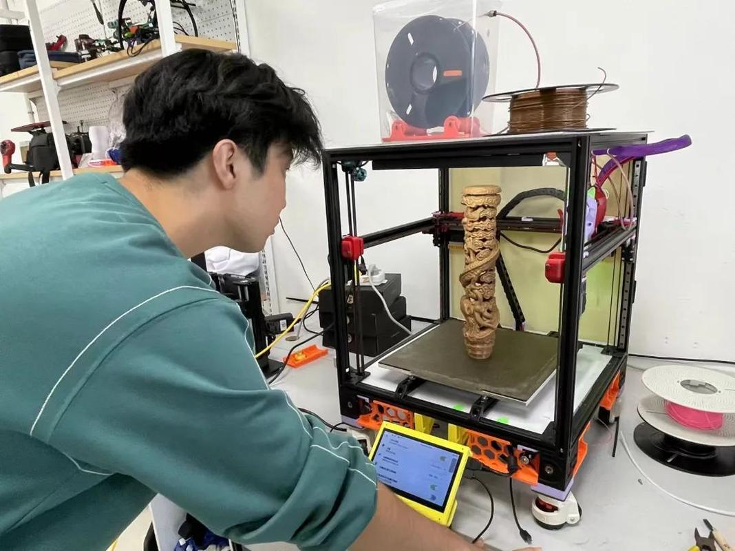 金属3D打印件手工去支撑过程场景