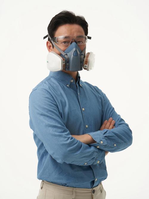 装修工人涂刷油性漆,防护面具