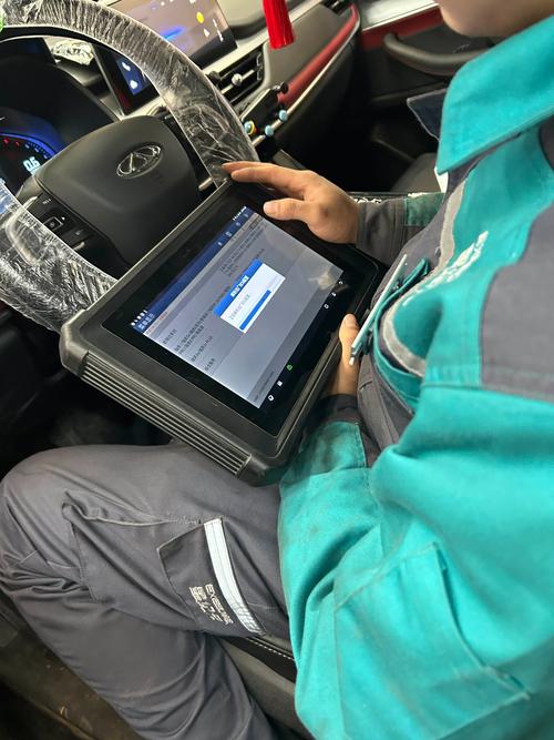 维修师傅路试时放置在副驾的诊断仪实时监测车辆数据流的实拍图