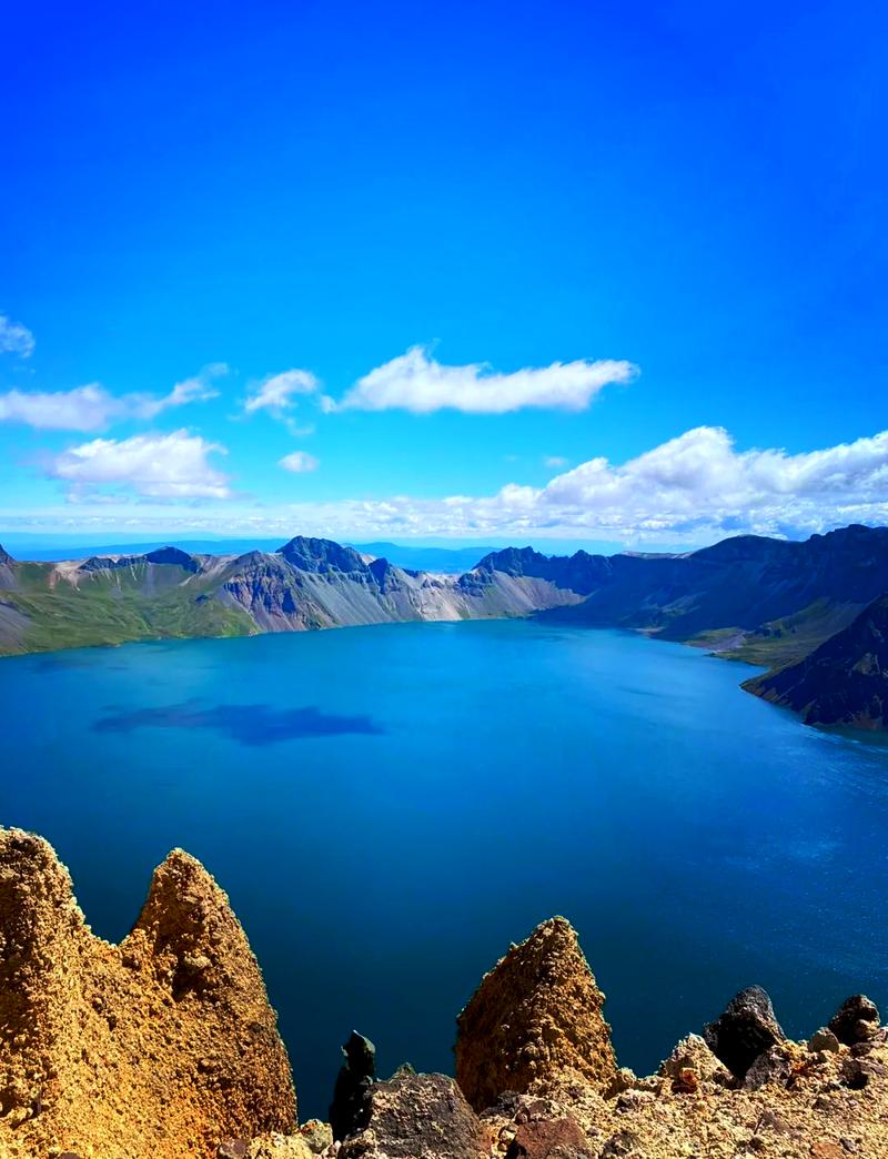 长白山天池夏季晴日全景